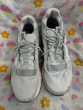 On Running Men’s White/Gray Athletic Running Sneakers